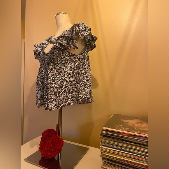 ❤️ Universal Thread Black and White Floral Blouse - Picture 3 of 7